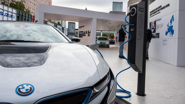 BMW i8 en una estación de recarga