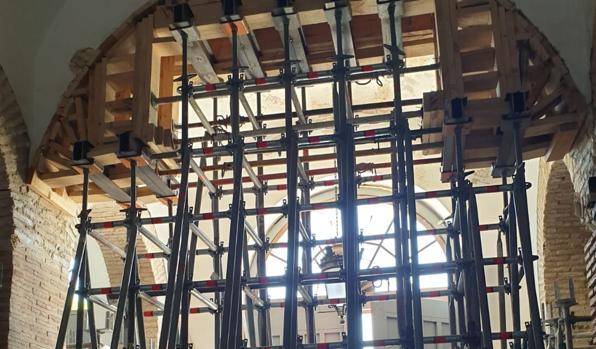 El apeo utilizado en las obras para soportar el arco de caballerizas