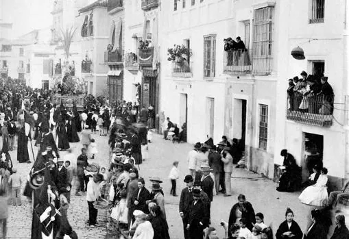 Procesión de MOntesión por la calle Feria a principios del siglo XX