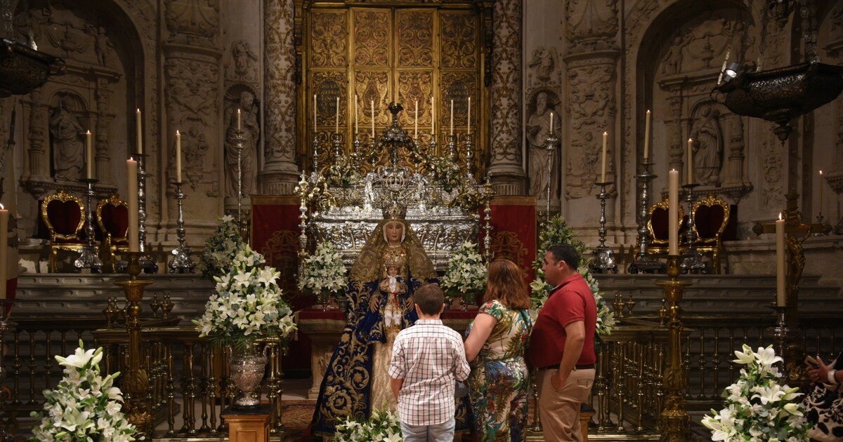 Sevilla despide a la Virgen de los Reyes