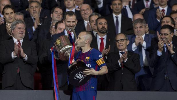 Iniesta recoge la Copa del Rey