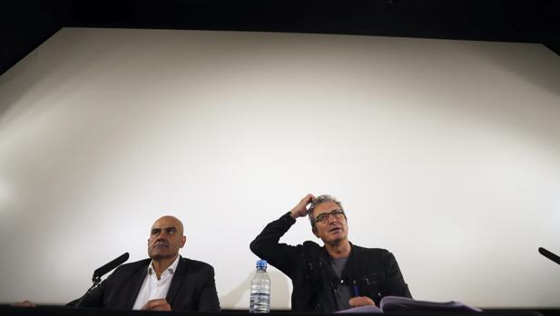 El nuevo presidente de la Academia de Cine, Mariano Barroso (d) y el nuevo vicepresidente, Rafael Portela, este sábado en Madrid