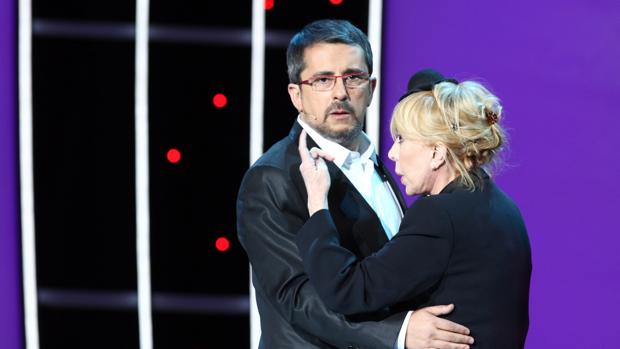 Andreu Buenafuente junto a Rosa Maria Sarda en la gala de los Goya 2010