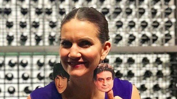 Samantha, una de las jueces de MasterChef, con unos pendientes con la cara de Jordi Cruz, su compañero de jurado
