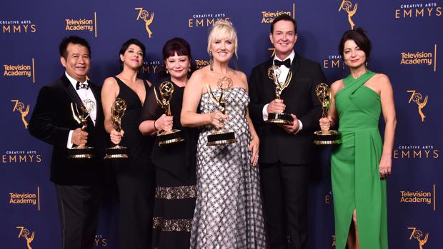 Ana Lozano, a la derecha, con el quipo de maquillaje de «American Crime Story»