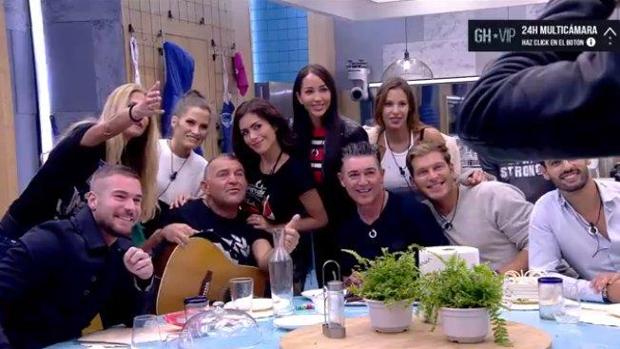 Los concursantes de «GH VIP» celebrando el cumpleaños del Koala
