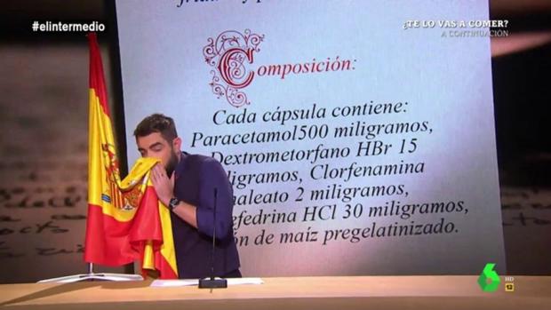 Polémica imagen de Dani Mateo limpiándose la nariz con la bandera de España