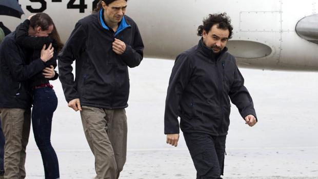 Ángel Sastre (derecha) a su llegada a España tras su secuestro en Siria