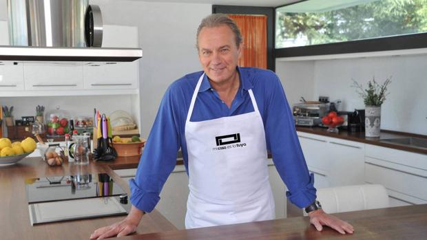 Bertín Osborne posando en la cocina de la casa que se ha puesto a la venta
