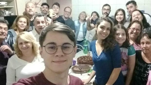 Rafael Miguel junto a familia y amigos en la celebración de su 22 compleaños