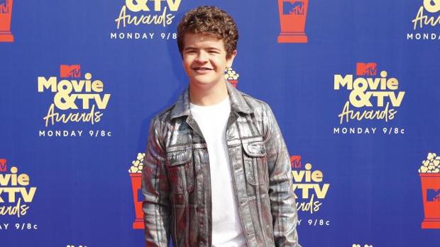 Gaten Matarazzo posando en la alfombra roja de los MTV Movie & Tv Awards 2019