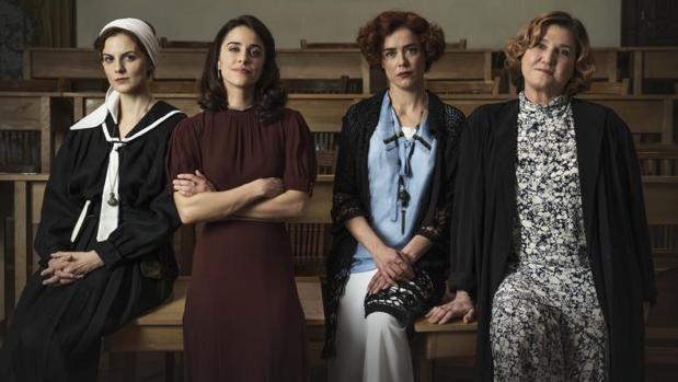 Imagen promocional de la segunda temporada de «La otra mirada». De izquierda a derecha, Melina Matthews, Macarena García, Patricia López Arnaiz y Ana Wagener como las maestras de la academia de señoritas