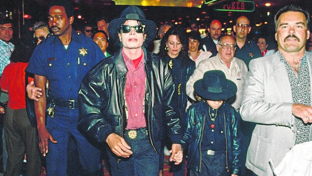Michael Jakcosn, junto a Wade Robson