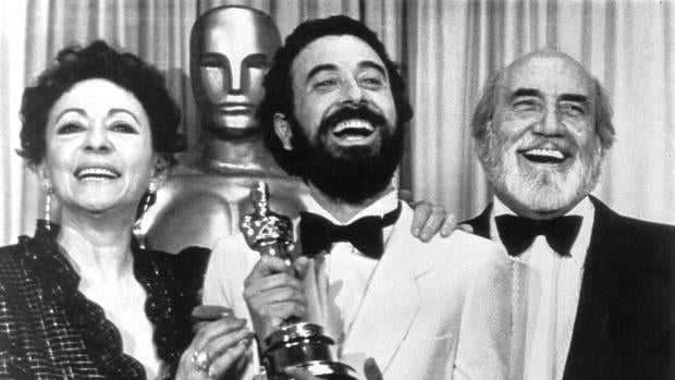 Encarna Paso, con José Luis Garci y Antonio Ferrandis tras recibir el Oscar por «Volver a empezar»