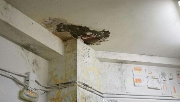 Un detalle de uno de los techos de una clase donde se desprendió parte de la escayola