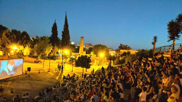 El graderío del Parque Centro es el escenario de las proyecciones