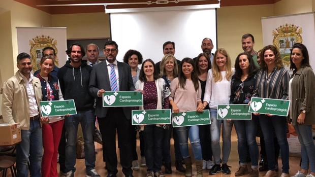 El alcalde de Utrera, José María Villalobos, ha hecho entrega a los directores de los colegios de los dispositivos