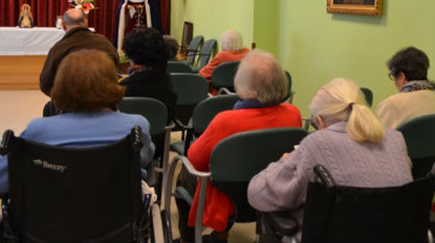 Ancianos en una de las salas de un geriátrico de Utrera, donde ocurrieron los hechos