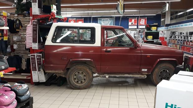Los ladrones abandonaron el vehículo en el centro comercial cuando detectaron que llegaba la Guardia Civil