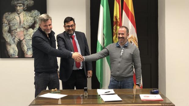 El alcalde de Utrera junto a los representantes de UGT y CSIF en el Ayuntamiento de Utrera