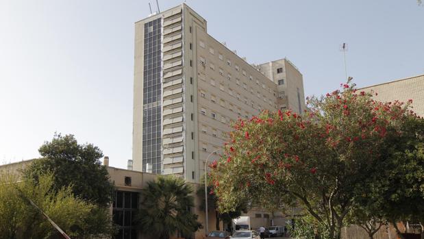 El hombre herido en el desplome ha saido trasladado al hospital de Valme
