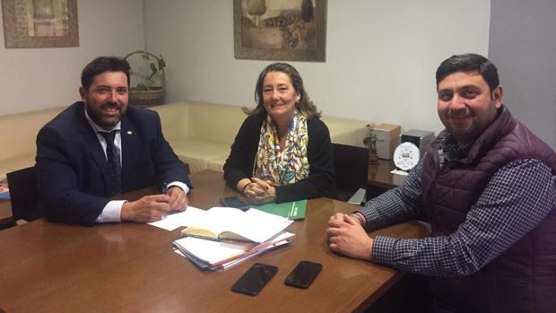 El alcalde de Lora del Río y el concejal delegado de Sanidad flanquean a la delegada territorial de Salud y Familias en Sevilla, Regina Serrano