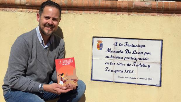 José Carlos Mena junto al azulejo que recuerda a Manuela de Luna en la Plaza de España de Fuentes de Andalucía
