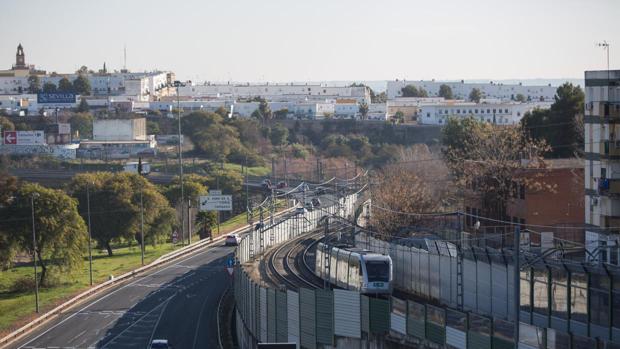 Un tranvía del metro circula desde la estación de San Juan Alto a San Juan Bajo