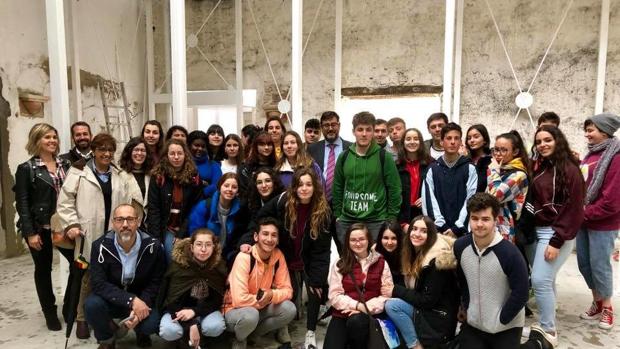 El alcalde Utrera, José María Villalobos, acompañado de un grupo de estudiantes en la Casa Surga