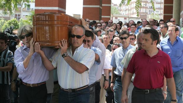 Familiares y amigos portan el féretro con los restos mortales del vigilante de seguridad asesinato en El Viso en 2008