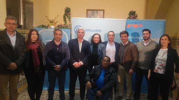 Beltrán Pérez junto al que iba a ser candidato del PP a la Alcaldía de Gelves, José Javier Pérez Chaves, y parte de su equipo