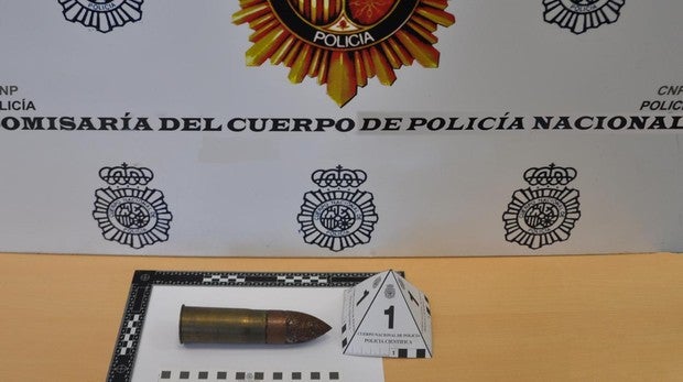 Los Tedax de la Policía Nacional desactivan un proyectil de guerra en una vivienda de Dos Hermanas