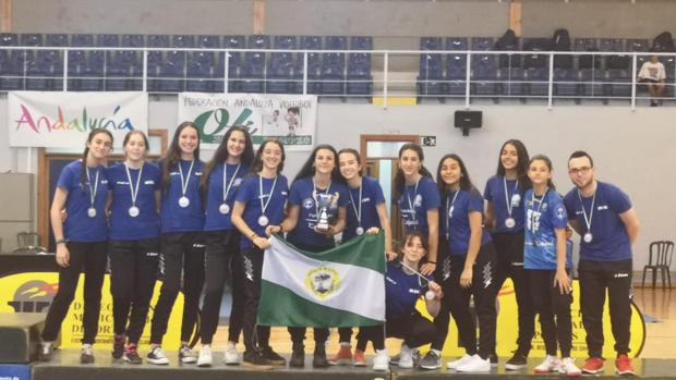 Las chicas del Mairena Voley Club posan con la medalla de bronce lograda en el Campeonato de Andalucía