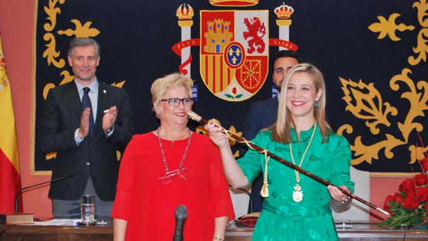 Ana Isabel Jiménez recibe el bastón de mando de manos de la edil de mayor edad Ana Vannerau