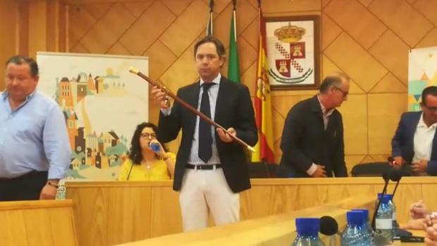 El nuevo alcalde de La Roda de Andalucía, Juan Jiménez con el bastón de mando tras la investidura