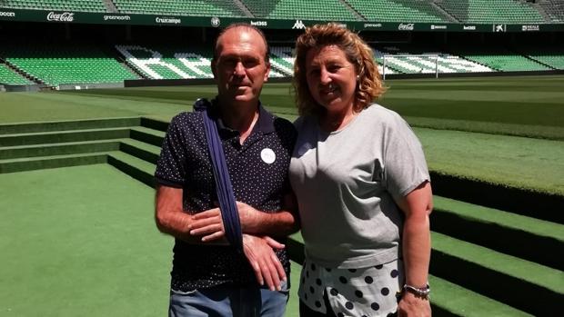 José, junto a su esposa en el cesped del Benito Villamarín promocionando el evento