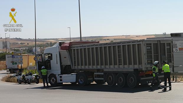 Agentes de la Guardia Civil en el momento de la detención del camionero que quintuplicaba la tasa de alcohol
