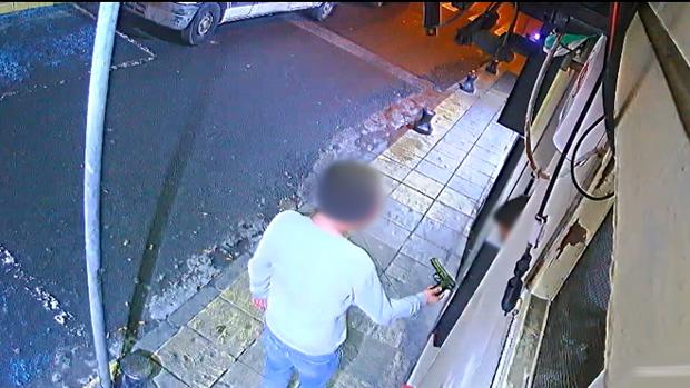 Uno de los detenidos es captado por las cámaras de seguridad de un comercio