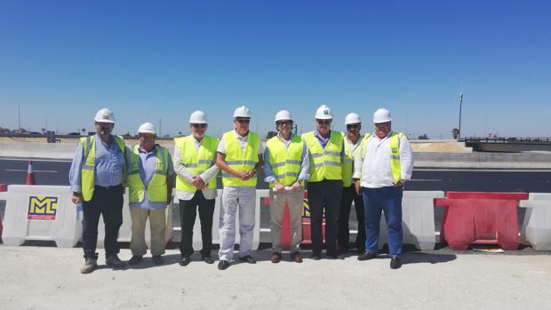El viceconsejero de Fomento, Jaime Raynaud (cuarto por la derecha), visitó ayer las obras