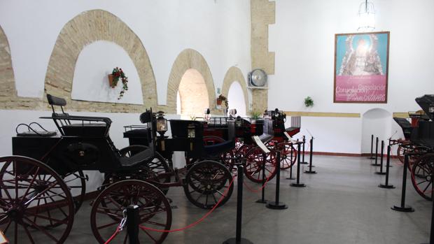 Los carruajes que forman parte de la muestra están expuestos en el monasterio de Consolación de Utrera