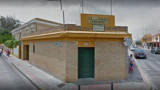 Fachada principal del colegio Cervantes, en Dos Hermanas