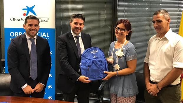 La Fundación La Caixa hizo entrega de 1.600 lotes básicos para alumnos en riesgo de exclusión social