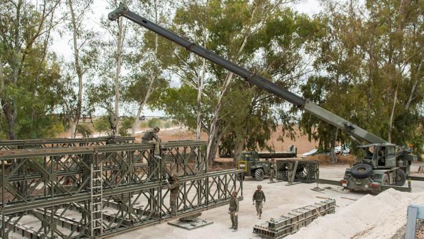 Desmontaje por parte del Ejército del puente provisional instalado tras el temporal de hace un año