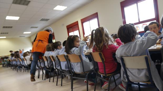 Una monitora de un comedor escolar en un centro educativo andaluz