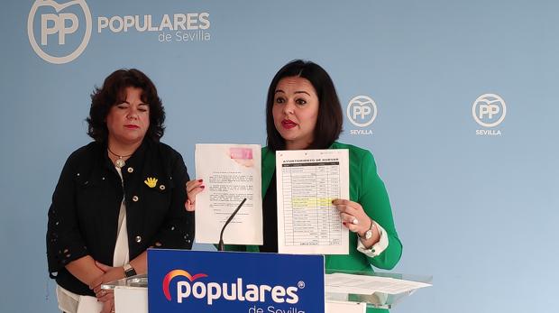 La presidenta provincial del PP, Virginia Pérez, junto a la alcaldesa de Huévar, María Eugenia Moreno