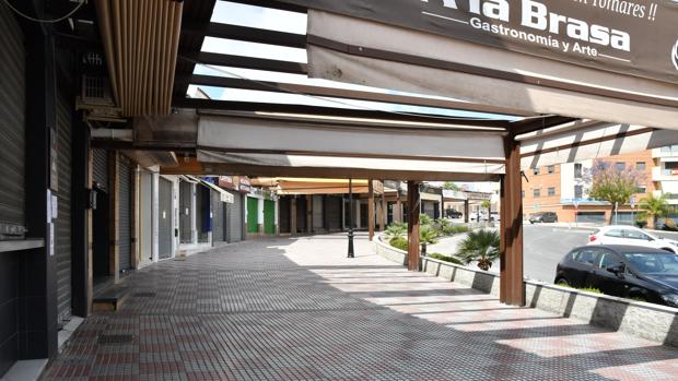Aspecto que presenta la zona de bares de la rotonda El Garrotal durante el estado de alarma