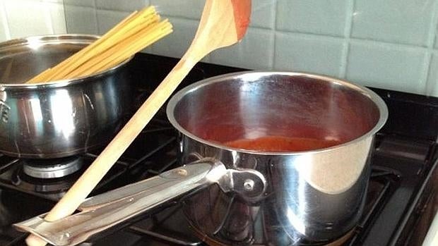 Según YouTube, esta es la forma idónea de colocar una cuchara cuando cocinamos