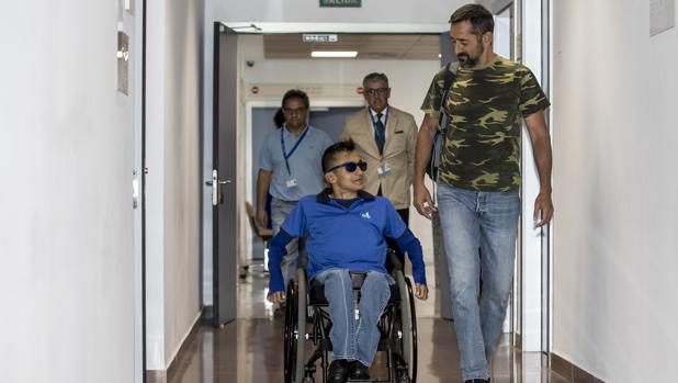 El doctor Cavadas, con el joven Wilmer Arias un paciente tetrapléjico, a quien liberó de estar postrado en una cama tras intervenirle en el hospital valenciano de Manises