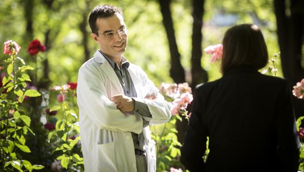 El doctor Diego Urgelés, junto a Virginia, su paciente, en la Clínica Nuestra Señora de la Paz, de la Orden Hospitalaria de San Juan de Dios, en Madrid