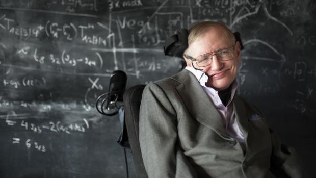 El famosos físico británico Stephen Hawking vivió la mayor pare de su vida con ELA